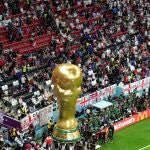 Una réplica gigante del trofeo de la Copa del Mundo en las gradas del Inglaterra-Francia