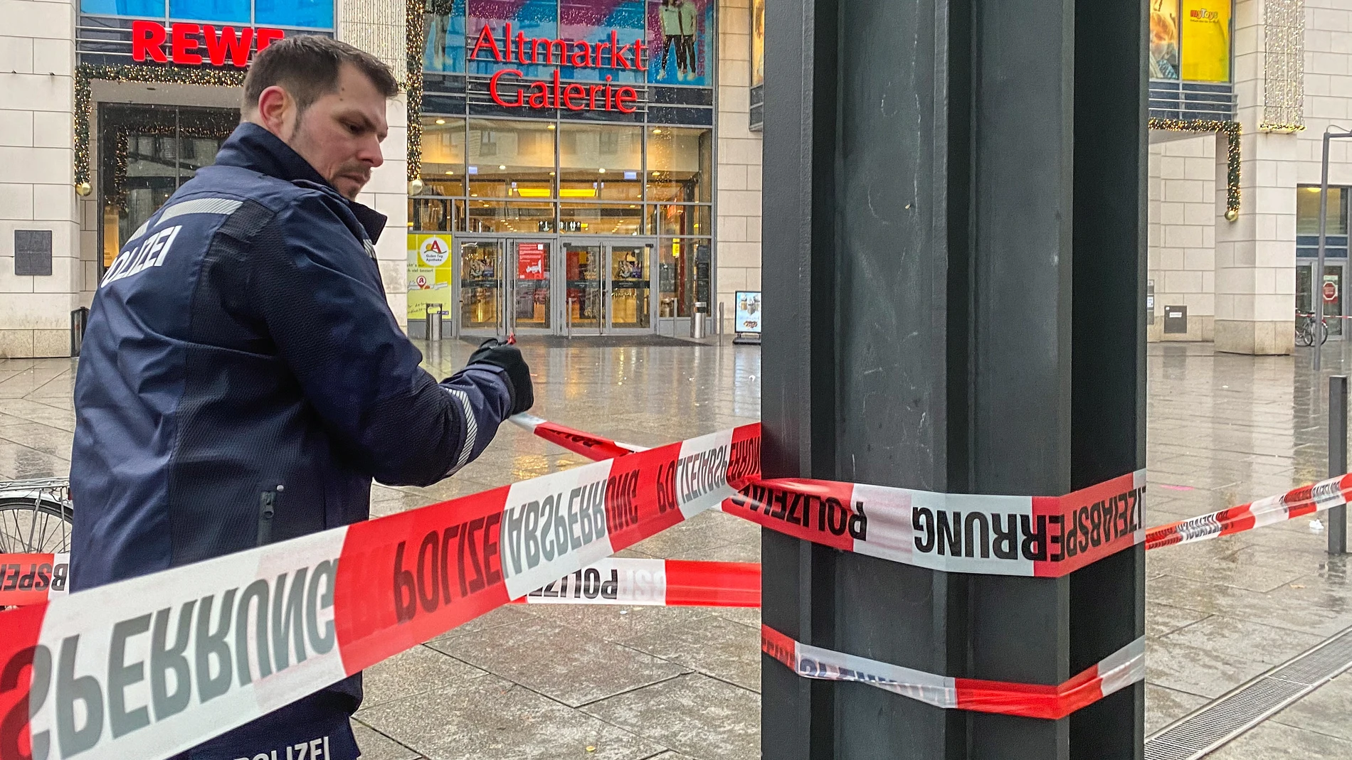 Las autoridades procedieron a desalojar tanto el centro comercial como las zonas adyacentes