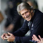 Manuel Pellegrini, head coach of Real Betis, looks on during friendly match played between Real Betis and Manchester United at Benito Villamarin stadium on December 10, 2022, in Sevilla, Spain.AFP7 10/12/2022 ONLY FOR USE IN SPAIN