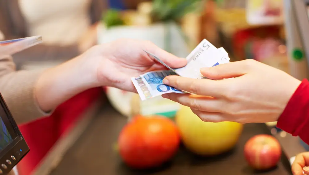 El 66% de las compras en tienda se pagan en efectivo, el 28% con tarjeta y el 6% con «apps»