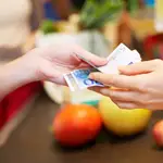 El 66% de las compras en tienda se pagan en efectivo, el 28% con tarjeta y el 6% con «apps»