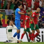 Cristiano Ronaldo se lamenta ante la alegría de los jugadores marroquíes