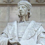Estatua de ELIO ANTONIO DE NEBRIJA (c.1441-1522) en la entrada de la Biblioteca Nacional de España, en Madrid. Esculpida por Anselmo Nogués García (1864-¿?) a fines del siglo XIX.