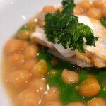 Uno de los platos estrella son los garbanzos en salsa verde con cococha de merluza frita
