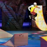 Un integrante del Circo del Sol ensaya el espectáculo 'Crystal', este sábado en el Palacio de los Deportes