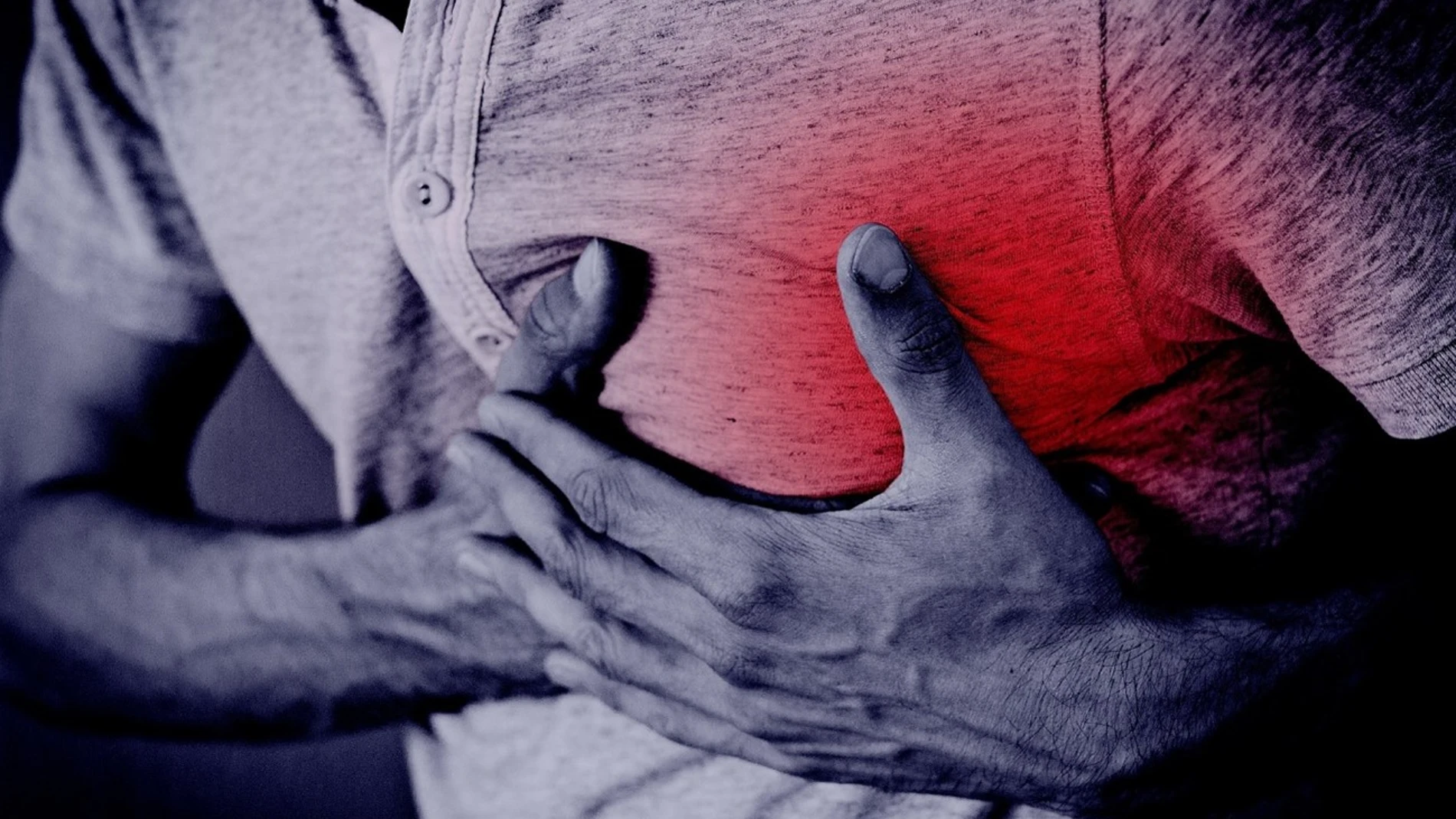 Fotografía de una persona simulando el dolor precordial típico de un infarto