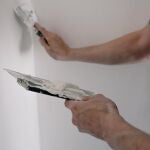 Con algunas masillas es necesario humedecer antes la pared | Fuente: Pexels / Ksenia Chernaya