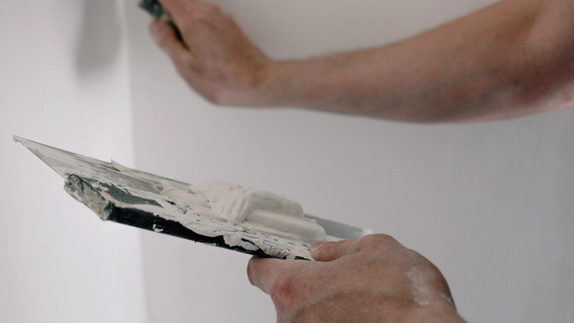 Con algunas masillas es necesario humedecer antes la pared | Fuente: Pexels / Ksenia Chernaya