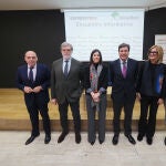 (I-D) Foto de familia, el presidente de la Federación de Asociaciones de Trabajadores Autónomos (ATA), Lorenzo Amor; el presidente de CEOE Castilla y León, Santiago Aparicio; la delegada de Europa Press en Castilla y León, Ana Rodríguez; el consejero de Hacienda de la Junta de Castilla y León, Carlos Fernández Carriedo; el responsable de Comunicación de Unicaja, María José de Rivera y la directora de Desarrollo de Negocio de Europa Press, Candelas Martín de Cabiedes, posan durante un desayuno de Europa Press