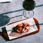 La elección del vino adecuado para maridar con nuestro jamón ibérico dependerá del tipo de jamón y de las preferencias personales