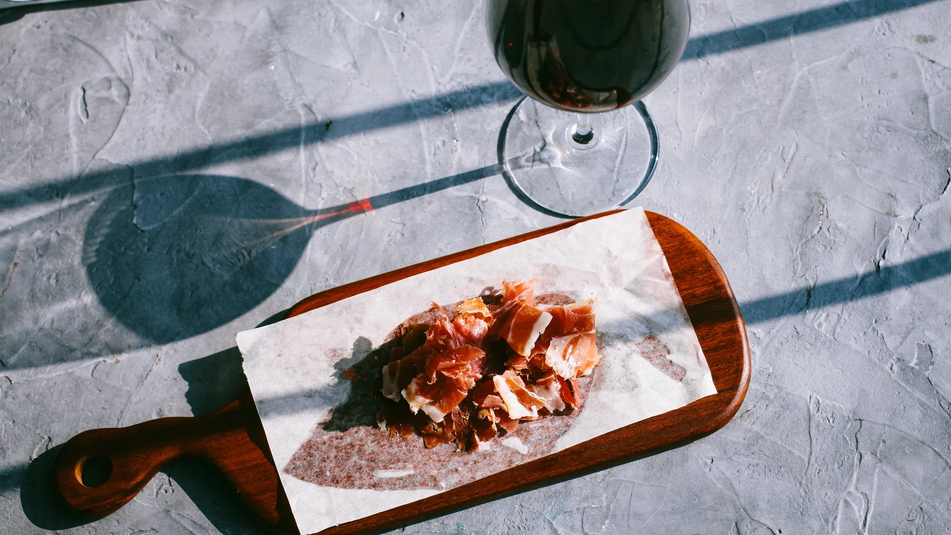 La elección del vino adecuado para maridar con nuestro jamón ibérico dependerá del tipo de jamón y de las preferencias personales