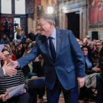 El presidente de la Generalitat, Ximo Puig, saluda al conseller de Sanidad, Miguel Mínguez