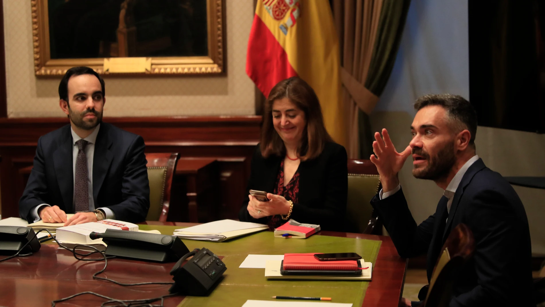 GRAF3816. MADRID, 12/12/2022.-El diputado socialista Felipe Sicilia (d) participa en la ponencia de la Comisión de Justicia sobre la Proposición de Ley Orgánica de transposición de directivas europeas y otras disposiciones para la adaptación de la legislación penal al ordenamiento de la Unión Europea, y reforma de los delitos contra la integridad moral, desórdenes públicos y contrabando de armas de doble uso, este lunes en el Congreso. EFE/ Fernando Alvarado
