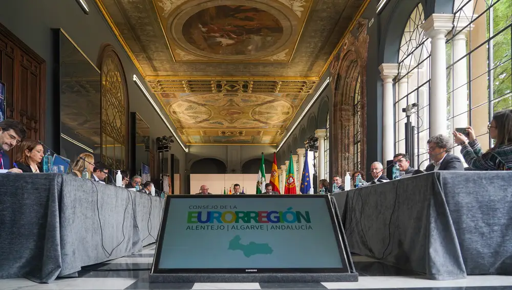 El presidente de la Junta de Andalucía, Juanma Moreno (c) preside la reunión del Consejo de la Eurorregión Alentejo-Algarve-Andalucía. lo acompaña en la mesa presidencial el presidente de la Comisión de Coordinación y Desarrollo Regional del Alentejo (I) y nuevo presidente de la Eurorregión Alentejo-Algarve-Andalucía, António Ceia da Silva (d), y presidente de la Comisión de Coordinación y Desarrollo Regional del Algarve y vicepresidente de la Eurorregión, José Apolinário Nunes Portada a 12 de diciembre del 2022 en Sevilla (Andalucía, España). La Eurorregión Alentejo-Algarve-Andalucía, con una extensión aproximada de 119.869 Km², tiene la vocación de convertirse en un espacio vivo de participación, un foro para el entendimiento y el dialogo de todas las entidades públicas y privadas susceptibles de promover el desarrollo de este territorio fronterizo.12 DICIEMBRE 2022Eduardo Briones / Europa Press12/12/2022