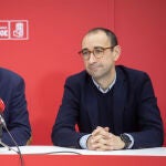 El secretario general del PSOE de Salamanca, David Serrada, acompañado por José Luis Mateos
