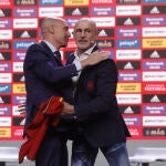 Rubiales abraza a De la Fuente en su presentación