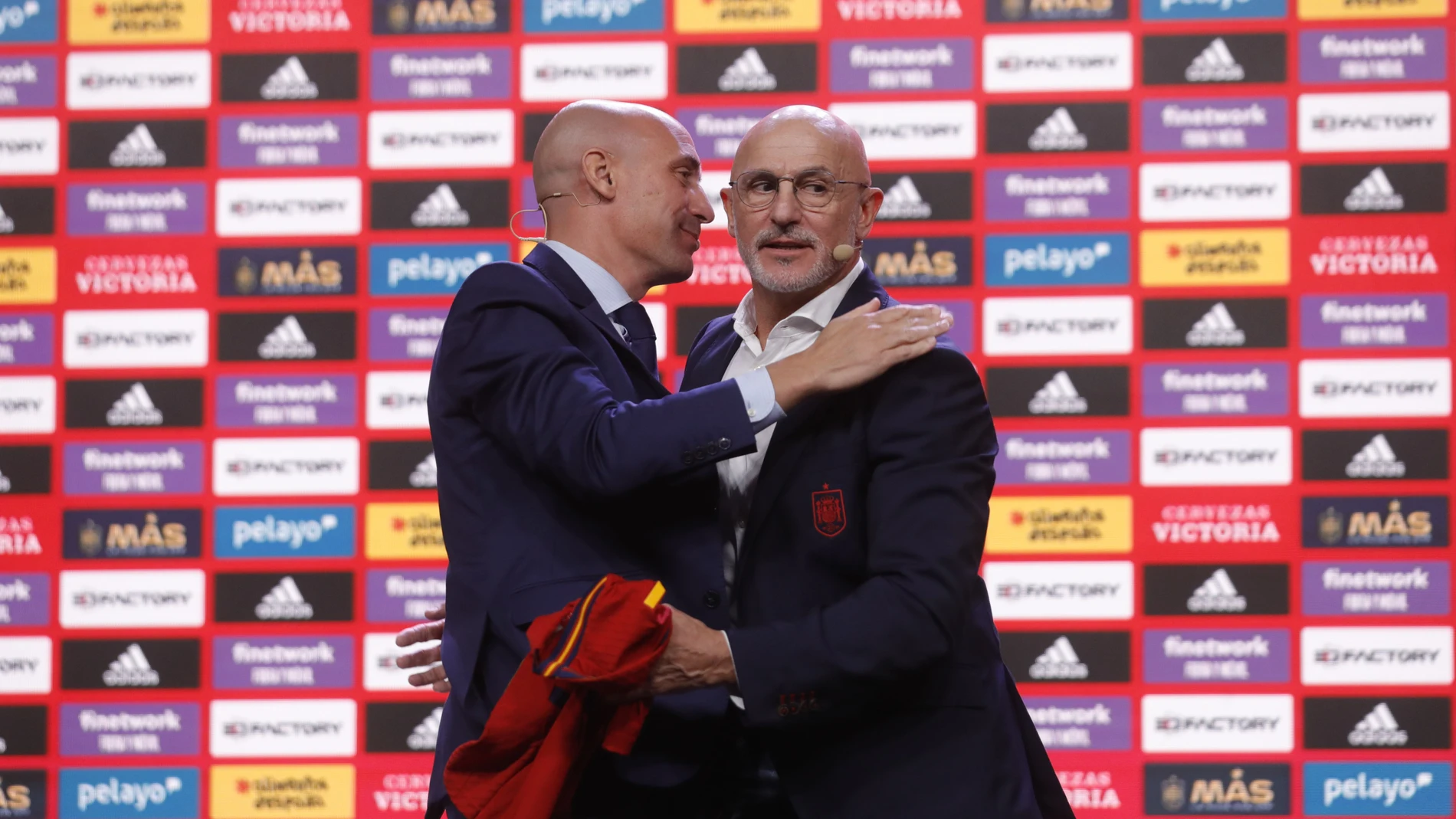 Rubiales abraza a De la Fuente en su presentación