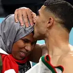 Achraf Hakimi con su madre
