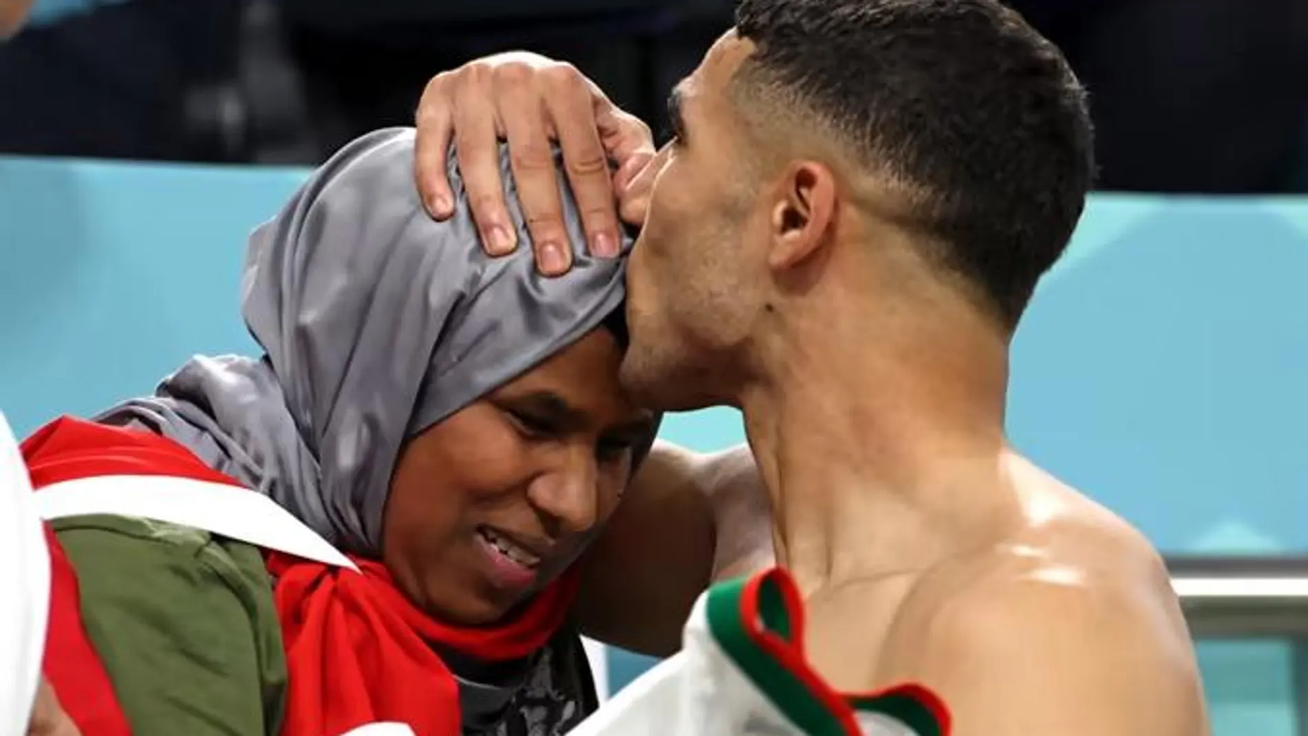 Achraf Hakimi con su madre
