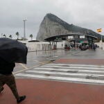 Verja de Gibraltar con el Peñón al fondo