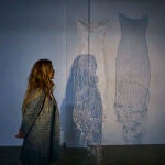 La joven artista Julia Creuheras contempla una de sus obras, "Ángel tecnócrata"