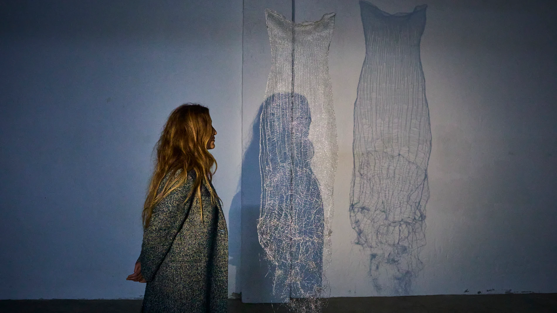 La joven artista Julia Creuheras contempla una de sus obras, "Ángel tecnócrata"