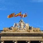 El Ayuntamiento de Barcelona con las tres banderas oficiales