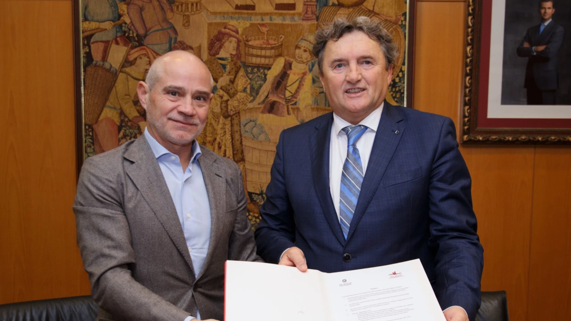 El presidente del Comité Ejecutivo de Feria de Valladolid, Víctor Caramanzana, y el presidente de Riva del Garda, Roberto Pellegrini suscriben el convenio