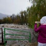 El paso de la borrasca Efraín ha dejado intensas lluvias en el norte extremeño que han provocado numerosos problemas, como es el caso de la población cacereña de Zarza de Granadilla, donde la crecida del río Ambroz y de varios arroyos han obligado al corte de varios accesos al municipio y han producido inundaciones en algunas zonas de la localidad