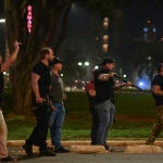 Policías intentan dispersar una manifestación de seguidores del saliente presidente de Brasil, Jair Bolsonaro, en Brasilia