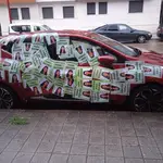 Estado en el que ha aparecido el vehículo de la hermana de Óscar, totalmente empapelado con carteles en los que se pide justicia para Esther López