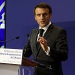 El presidente de Francia, Emmanuel Macron, habla durante la conferencia para recaudar fondos para la reconstrucción de Ucrania