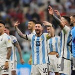 Messi celebra el pase a la final con sus compañeros
