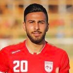 El futbolista Amir Nasr Azadani durante un partido de fútbol