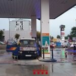 Un coche quemado en una gasolinera de Cunit (Tarragona) el martes 13 de diciembre de 2022.@BOMBERSCAT