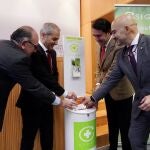 Suárez-Quiñones hace balance del reciclaje de los residuos de medicamentos SIGRE junto al presidente del Consejo de Colegios Farmacéuticos Profesionales de Castilla y León, Javier Herradón; y el subdirector general de SIGRE, Miguel Vega