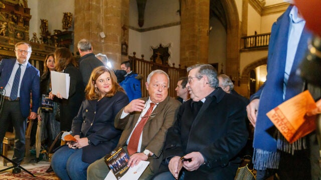 El consejero de Cultura, Turismo y Deporte, Gonzalo Santonja, asiste al concierto "Todos los bienes del mundo", en conmemoración de la proclamación de Isabel I
