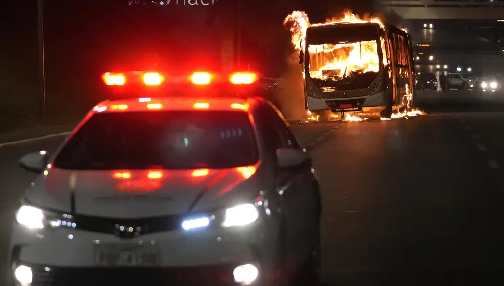 Partidarios del presidente brasileño Jair Bolsonaro se enfrentan con la policía incendiando varios vehículos y supuestamente tratando de asaltar la sede de la Policía Federal en Brasilia