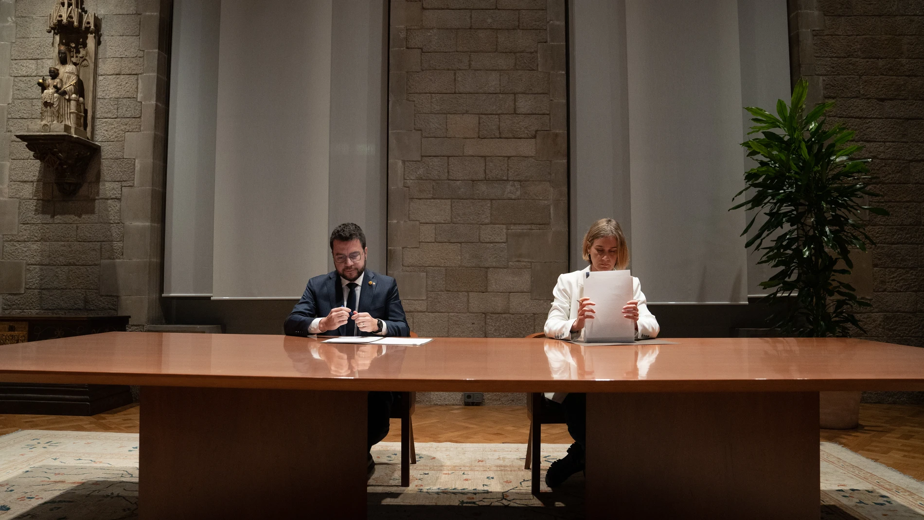 El presidente de la Generalitat, Pere Aragonès, y la líder de los Comunes en el Parlament, Jéssica Albiach