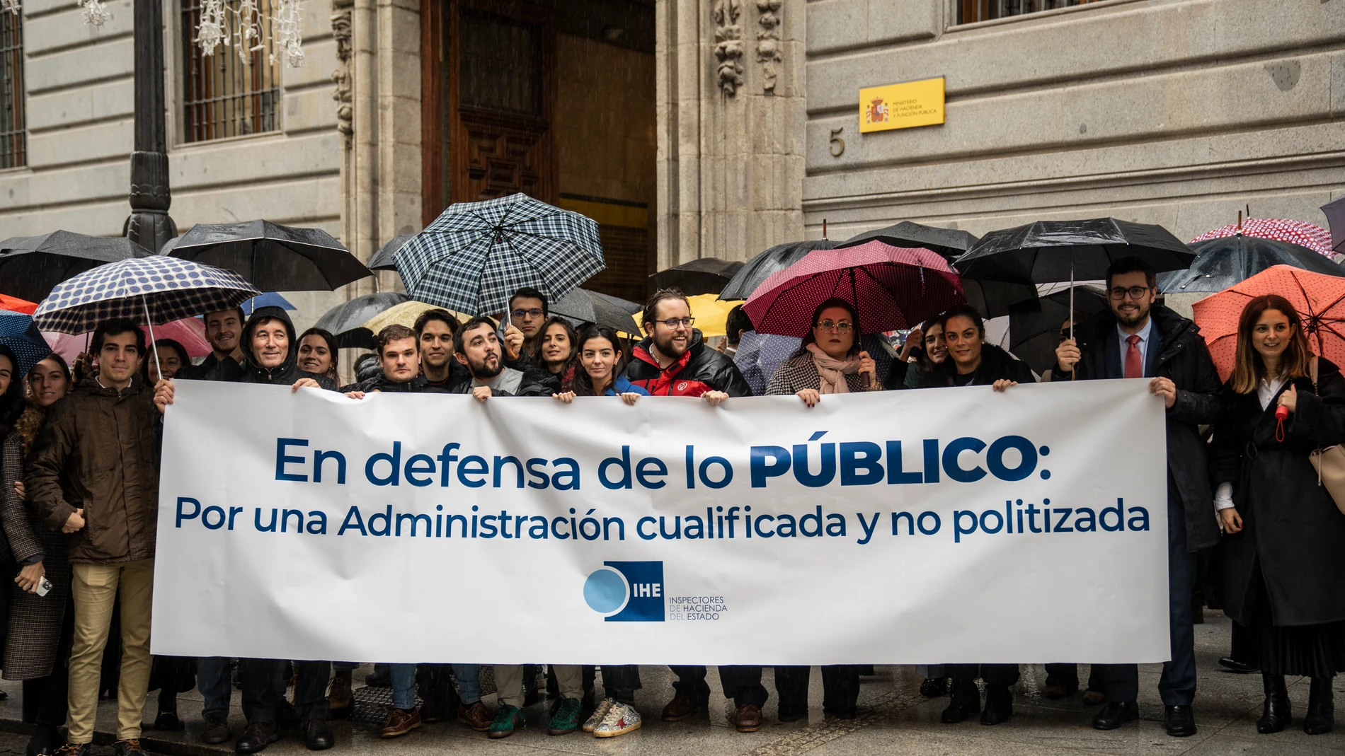 Concentracion ante la puerta del Ministerio de Hacienda y Función Pública. La Asociación de Inspectores de Hacienda del Estado ha convocado un acto para protestar contra el acuerdo alcanzado con las 'promociones light'