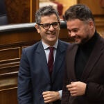El portavoz de ERC en el Congreso de los Diputados, Gabriel Rufián y el ministro de la Presidencia, Relaciones con las Cortes y Memoria Democrática, Félix Bolaños (d), durante una sesión plenaria en el Congreso de los Diputados, a 14 de diciembre de 2022, en Madrid (España)