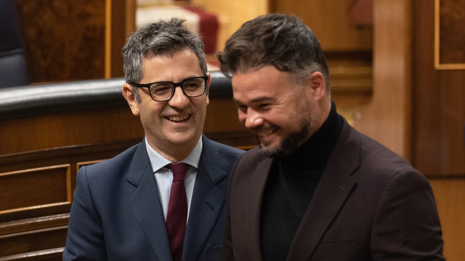 El portavoz de ERC en el Congreso de los Diputados, Gabriel Rufián y el ministro de la Presidencia, Relaciones con las Cortes y Memoria Democrática, Félix Bolaños (d), durante una sesión plenaria en el Congreso de los Diputados, a 14 de diciembre de 2022, en Madrid (España)