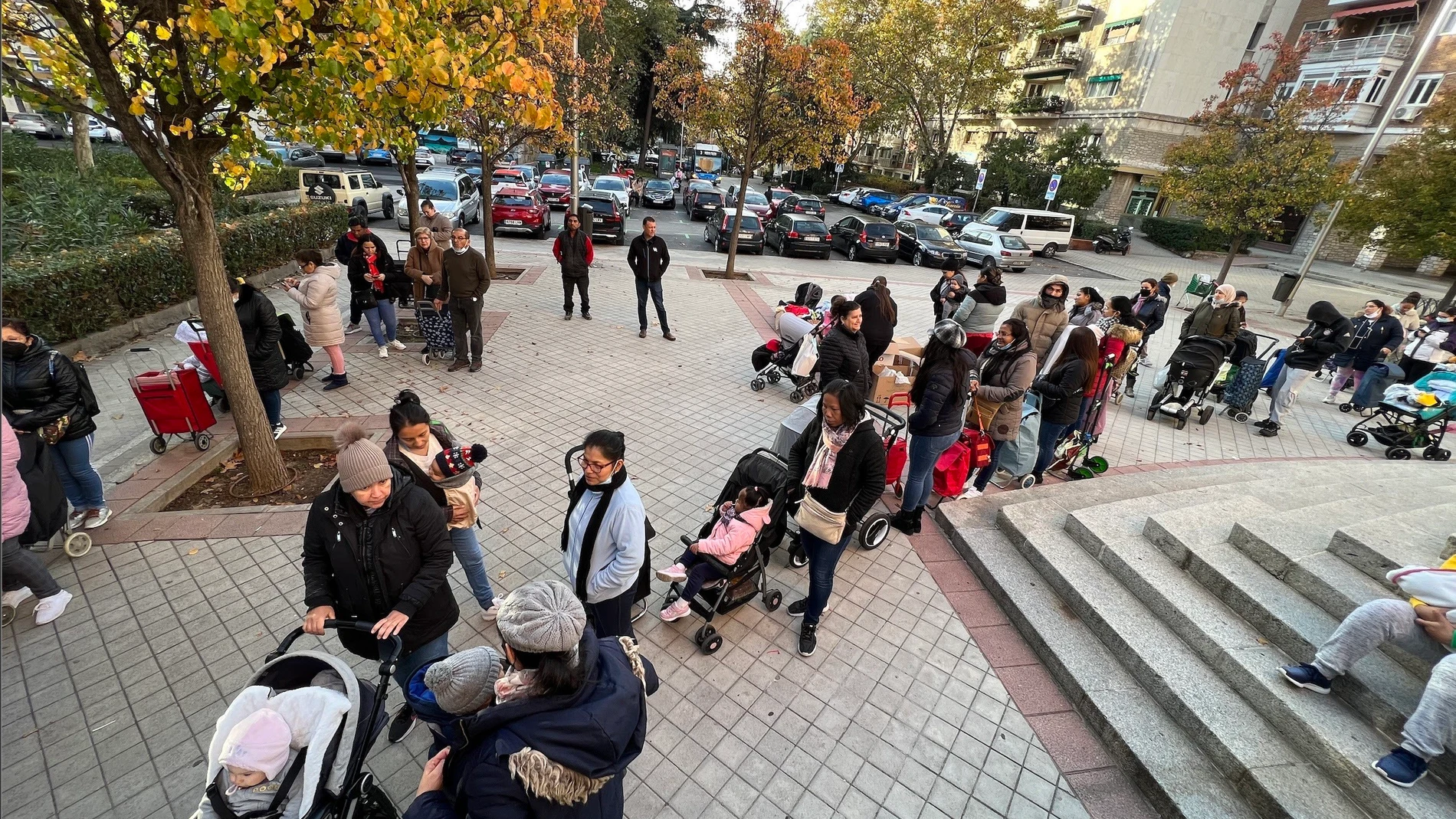 Familias hacen cola para recibir alimentos de la Fundación Madrina