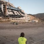 Activistas de Greenpeace frente al hotel del Algarrobico en Carboneras (Almería). GREENPEACE