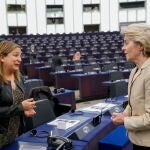 La l&iacute;der de los socialistas europeos, Iratxe Garcia, conversa con la presidenta de la Comisi&oacute;n Europea, Ursual von der Leyen