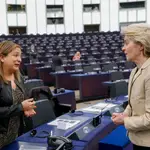 La líder de los socialistas europeos, Iratxe Garcia, conversa con la presidenta de la Comisión Europea, Ursual von der Leyen