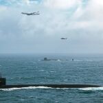 El submarino de misiles balísticos de clase Ohio USS Tennessee navegando en la superficie junto con un submarino de misiles balísticos de clase Vanguard británicoen algún lugar del Océano Atlántico.