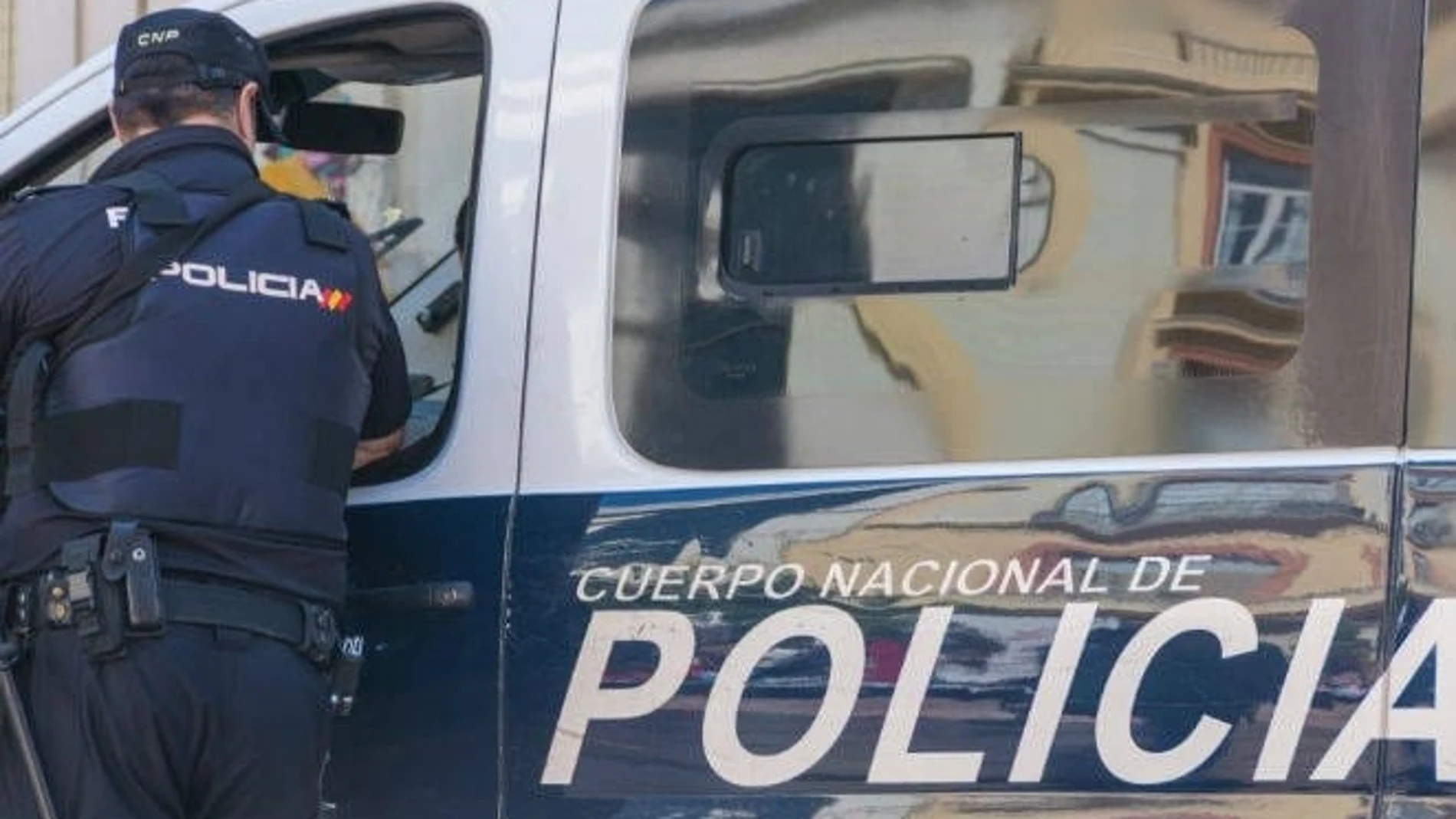 Un agente de la Policía Nacional