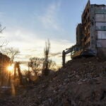 Unas máquinas retiran escombros de edificios destruidos en un bombardeo ruso en la localidad ucraniana de Borobyanka, cerca de Kiev