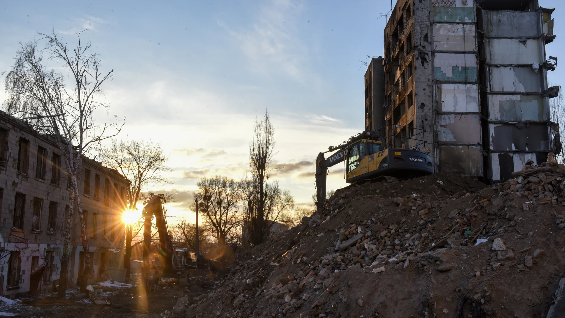 Unas máquinas retiran escombros de edificios destruidos en un bombardeo ruso en la localidad ucraniana de Borobyanka, cerca de Kiev